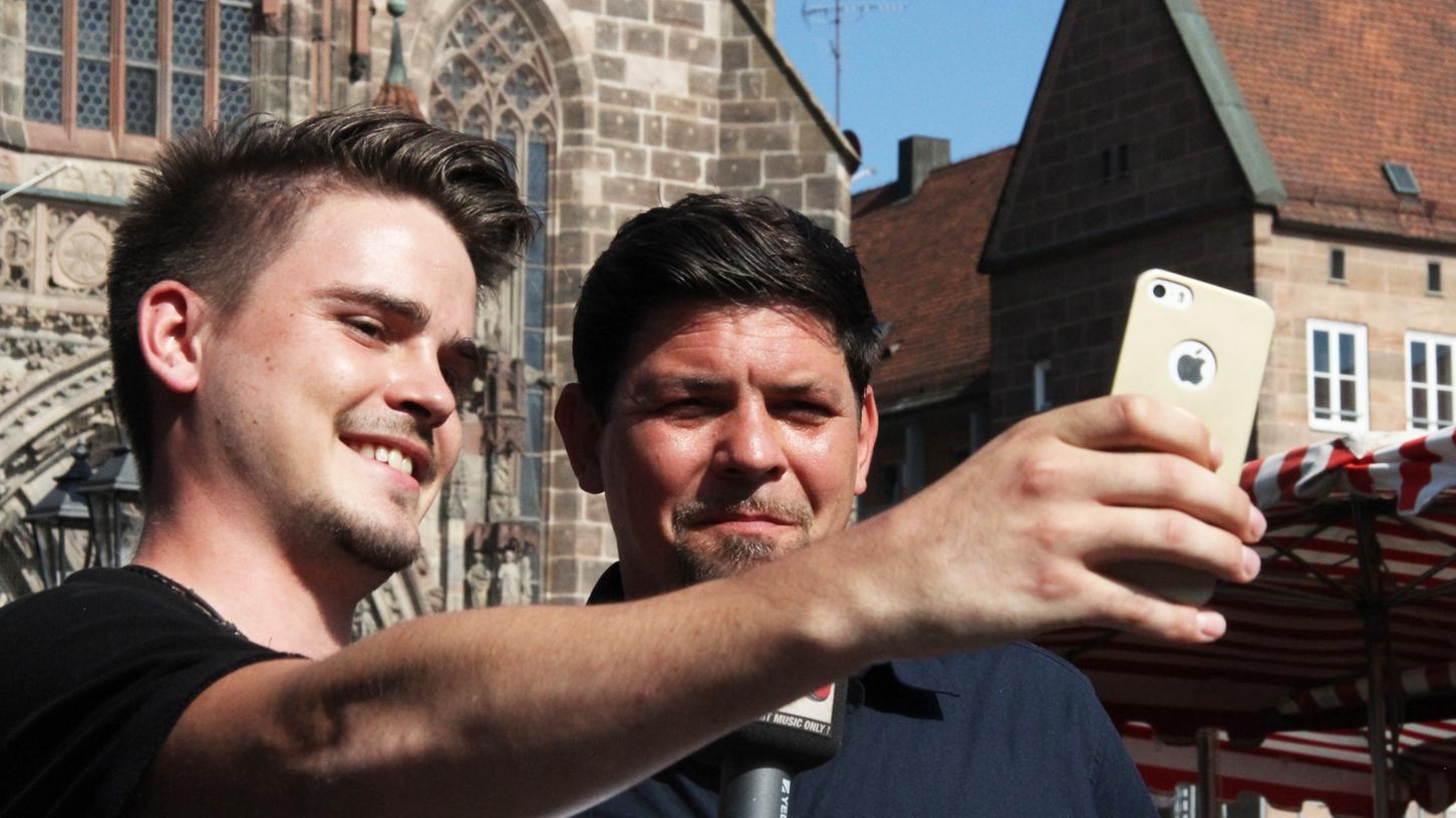 Mit seiner Sendung " Karawane der Köche" machte Tim Mälzer auch in Nürnberg auf dem Hauptmarkt Halt.