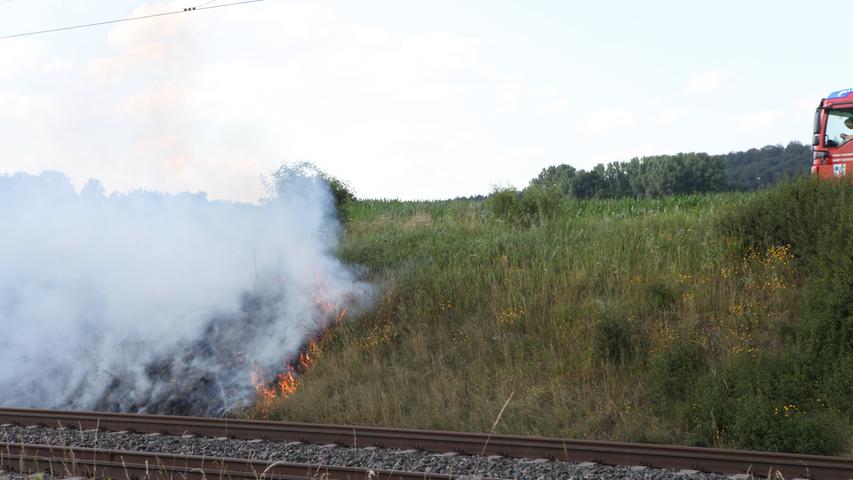 Defekte Bremsen an Zug verursachen Brände an Bahnstrecke