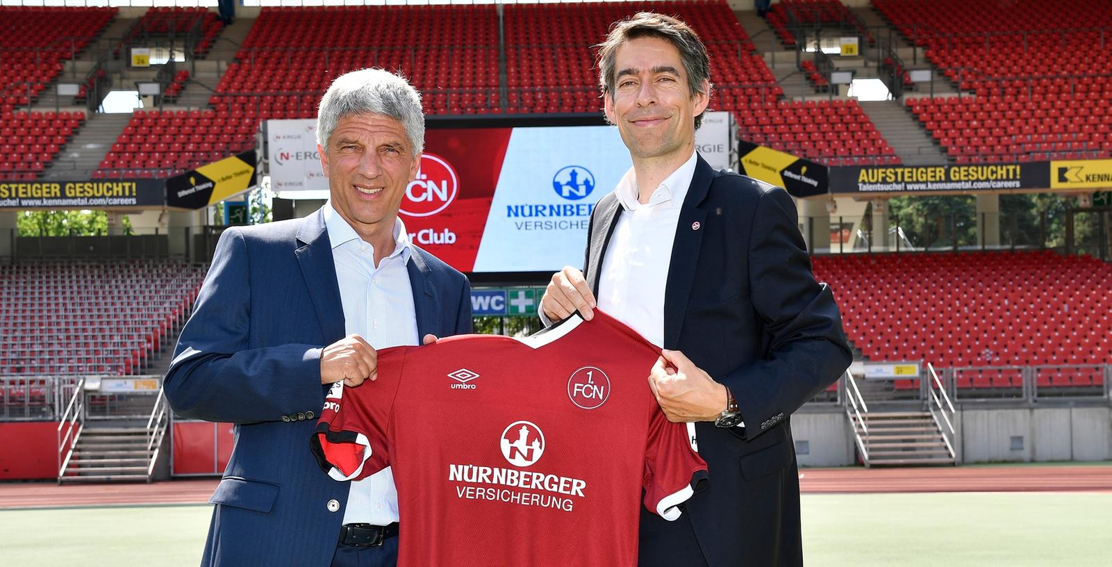 So sieht's aus: Nürnberger-Vorstandsboss Armin Zitzmann und Club-Vorstand Michael Meeske präsentierten das neue FCN-Trikot.
