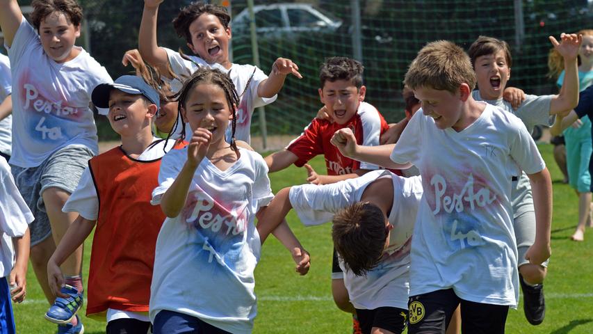 Zehn Mannschaften kickten um die Stadtmeisterschaft - jubeln durfte am Ende die Pestalozzischule.