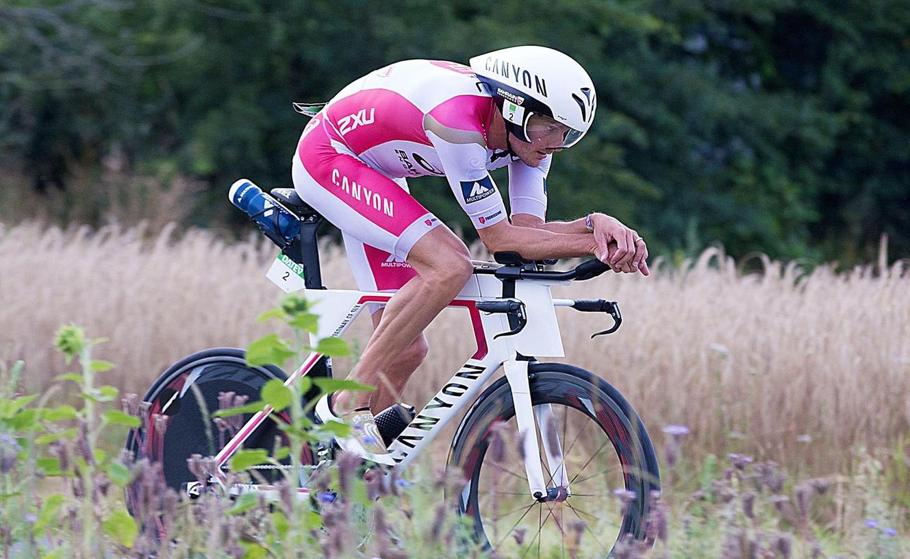 Mit hohem Tempo prügelte Jan Frodeno am Sonntag über die Radstrecke und stellte am Ende eine neue Weltbestzeit im Langdistanz-Triathlon auf.