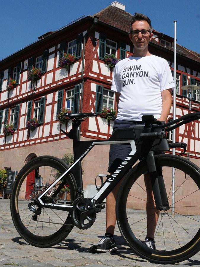 Entwickelt wurde Frodenos Rad unter Leitung des Schwabachers Wolfgang Kohl. Rechts präsentiert er ein (fast) baugleiches Rad, mit dem er selbst regelmäßig zu seinen Touren aufbricht.