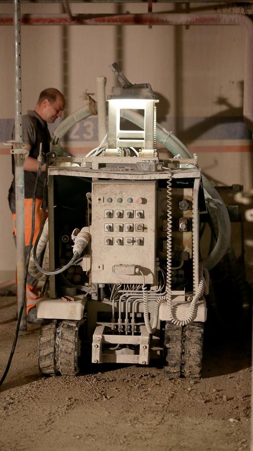 Höchstdruckwasserstrahlen-Technik (kurz: HDW) nennt sich das Verfahren mit dem der Roboter "Orbiter" den maroden Betonboden abträgt – mit einem Druck von bis zu 3200 Bar.