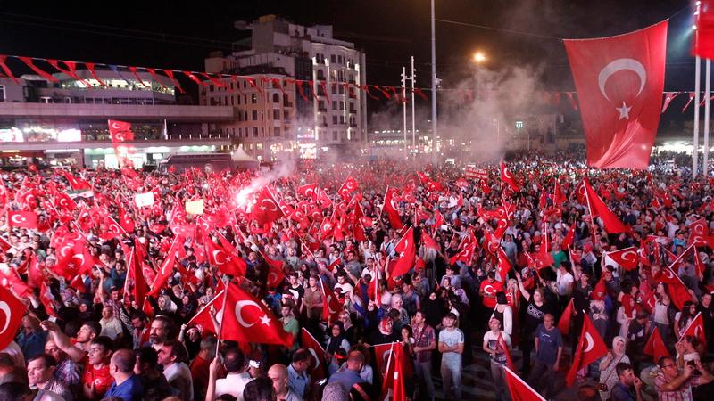 Unter dem Ausnahmezustand können die Behörden beispielsweise Ausgangssperren verhängen, Versammlungen wie hier in Istanbul untersagen und Medien-Berichterstattung kontrollieren oder verbieten.