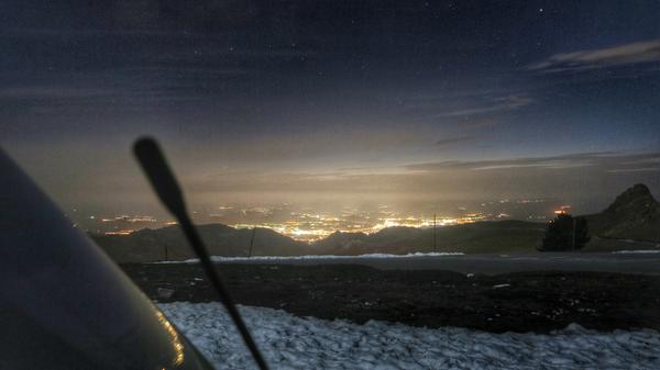 Noch im Mai steht man in der Sierra Nevada im Schnee. Unten leuchtet Granada aus der Ferne hinauf.
