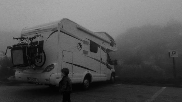 Im Gebirge bei Antequera ist das Wetter plötzlich schlecht geworden. Es ist neblig und Regen peitscht an den Aufbau. Im Wohnmobil ist es umso gemütlicher.