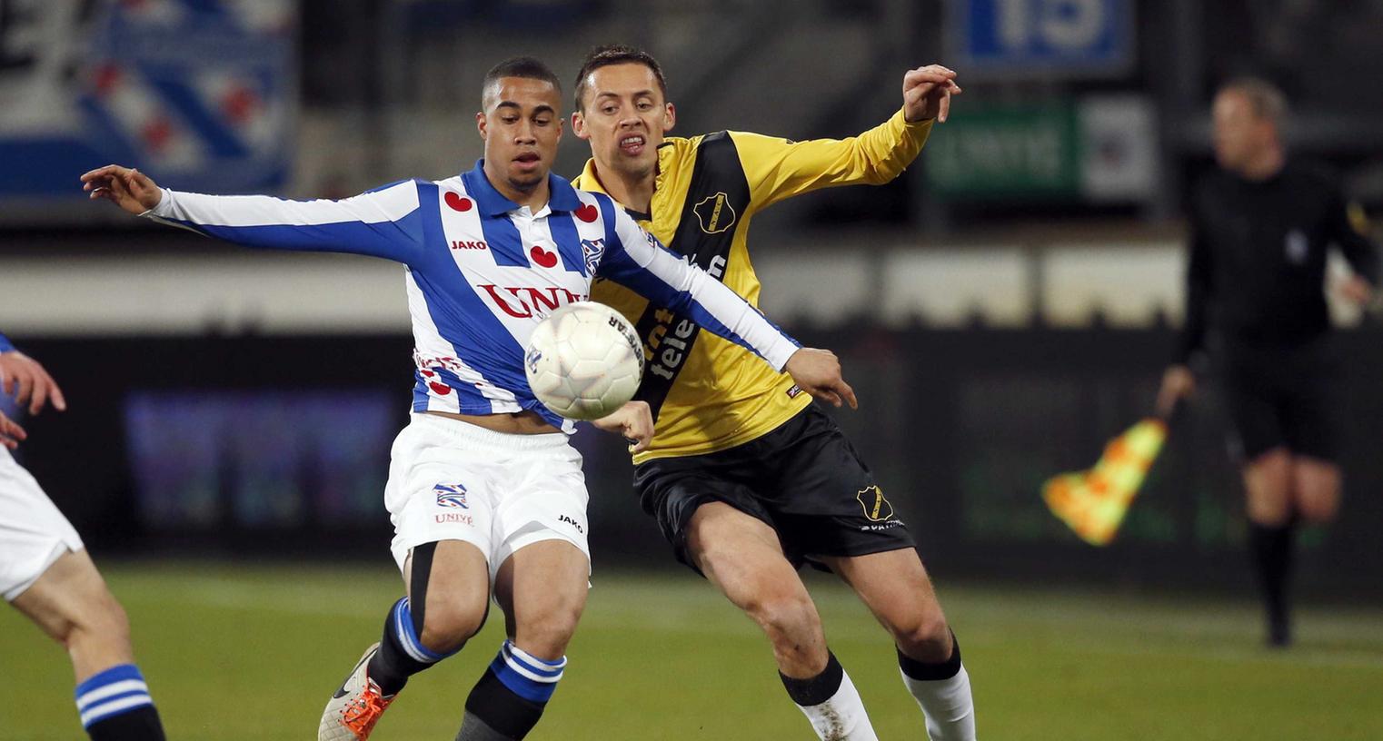 Weiß, wie man sich behauptet: Club-Probespieler Pele van Anholt (links). Weiß, wie man sich behauptet: Club-Probespieler Pele van Anholt (links).