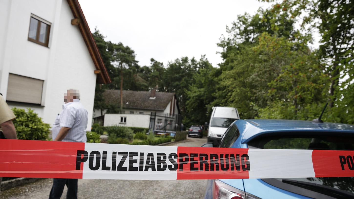 Die Ermittlungen in Heßdorf laufen, nachdem ein 49-jähriger Mann mit einer Sichel mehrere Polizisten angriff. Die Ermittlungen in Heßdorf laufen, nachdem ein 49-jähriger Mann mit einer Sichel mehrere Polizisten angriff.