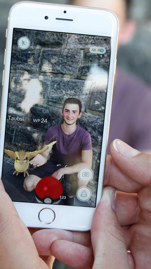 Das Spiel „Pokémon Go“ geht aktuell komplett durch die Decke. Die virtuelle Schnitzeljagd findet im echten Leben statt und bringt selbst Sportmuffel zu kilometerlangen Märschen. Die NN haben den 18-jährigen Marco auf der Hatz durch Forchheim begleitet.