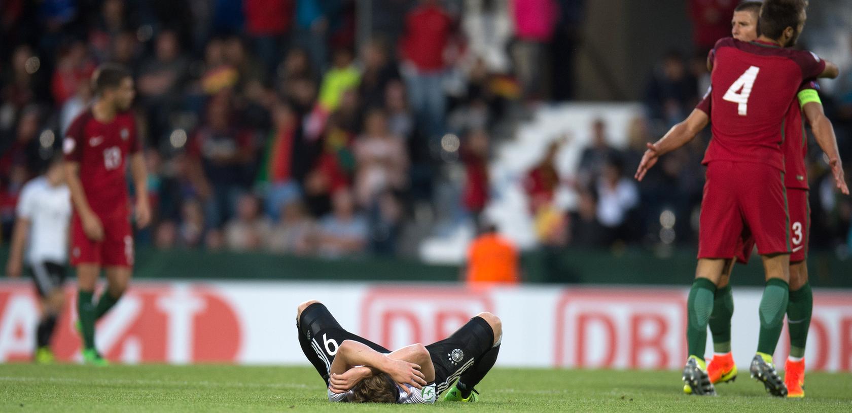 Am Boden: Nürnbergs Cedric Teuchert musste sich auf dem Rasen zwar nicht so krümmen wie gegen Portugal, bei seinem Abschluss der U-19-EM gegen die Niederlande verletzungsbedingt aber dennoch vorzeitig raus.