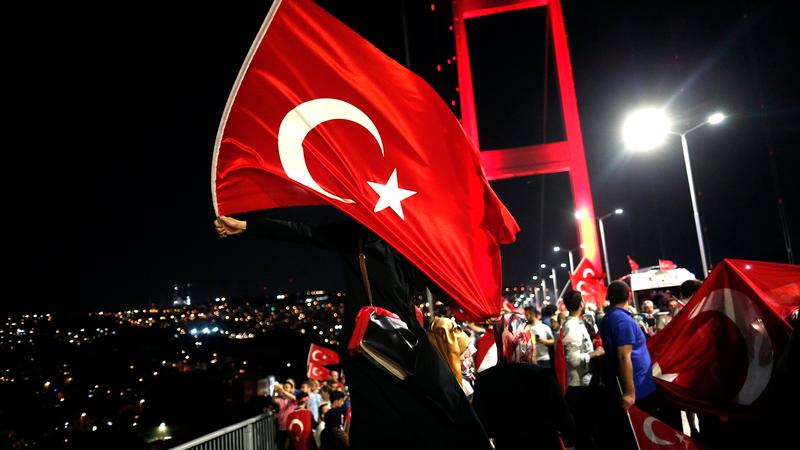 Nach der Ausrufung des Ausnahmezustands in der Türkei hat die Regierung die Dauer des zulässigen Polizeigewahrsams auf 30 Tage ausgedehnt. (Symbolbild)