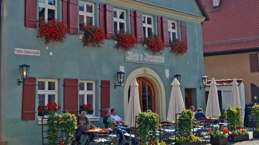 An heißen Sommertagen tut ein laues Lüftchen als Abfrischung unterm Kastanienbaum im Biergarten des Weib's Brauhaus besonders gut: Der Gasthof wirbt mit hausgebrauten Bieren und reichhaltigen regionalen Spezialitäten aus nachhaltig hergestellten Produkten. Geöffnet hat der Biergarten an jedem Wochentag, außer Dienstags, von 11 bis 13 Uhr und von 18 bis 22 Uhr.