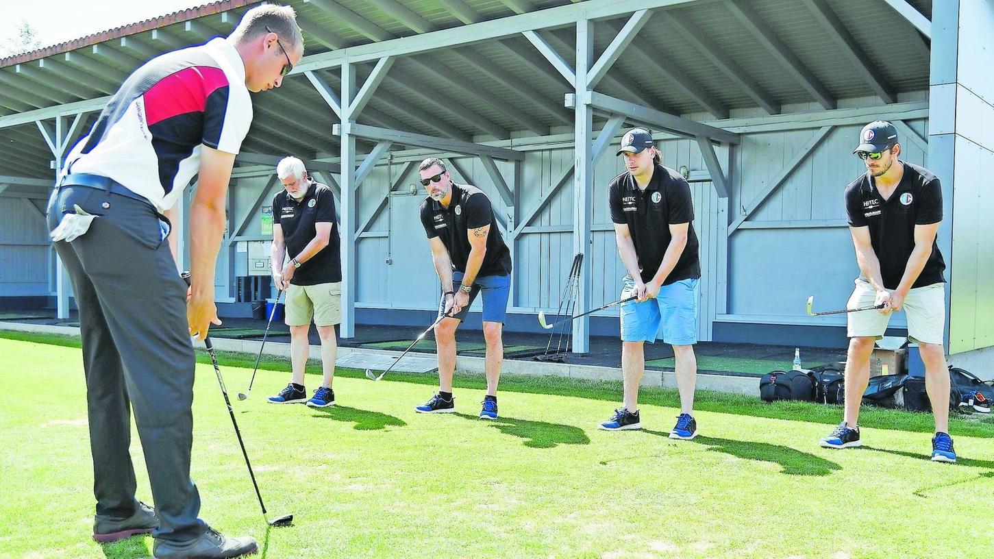 Richtig so? Ulrich Wichmann, Robert Andersson, Nikolas Katsigiannis und Michael Haaß (von links) üben sich im Golfsport.