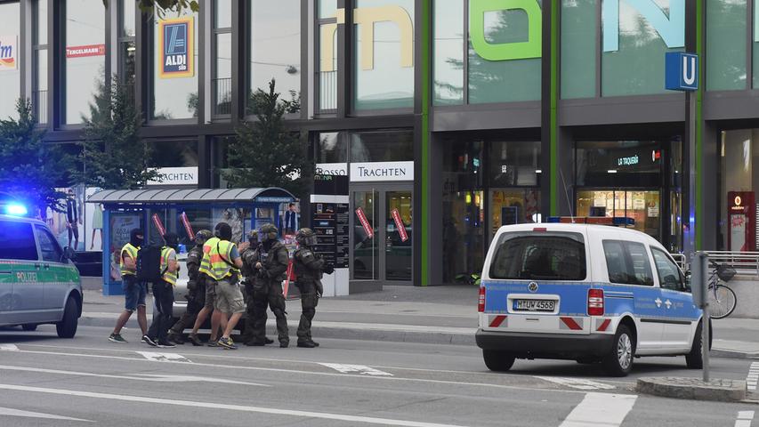 Schüsse in Münchner Einkaufszentrum: Zehn Menschen tot