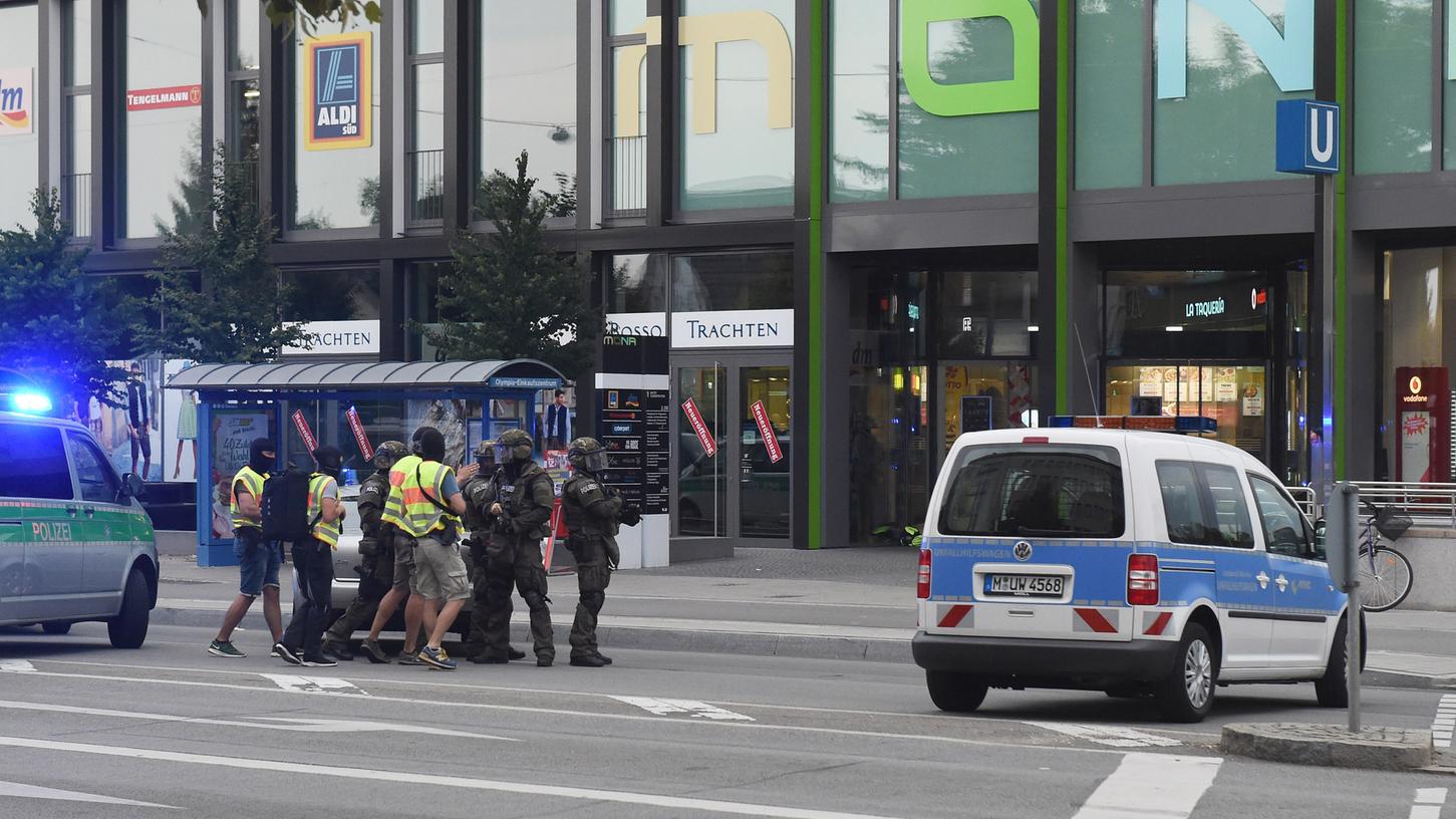 Ein 18-Jähriger eröffnete in einem Münchner Einkaufszentrum das Feuer auf Passanten. Er tötete dabei neun Menschen und anschließend sich selbst.