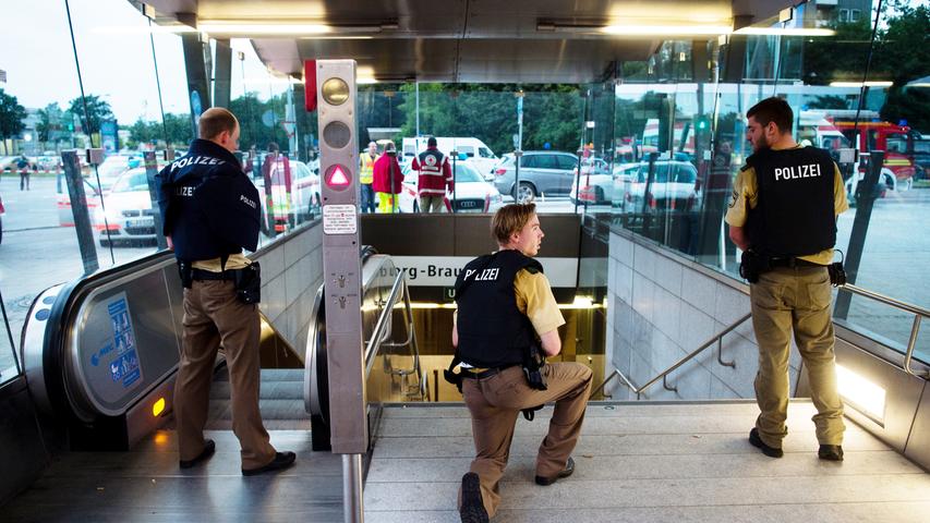 Polizeibeamte sichern dennoch die Ein- und Ausgänge des U-Bahnhofs Georg-Brauchle-Ring, nahe dem Einkaufszentrum, in dem die Schüsse gefallen sind.