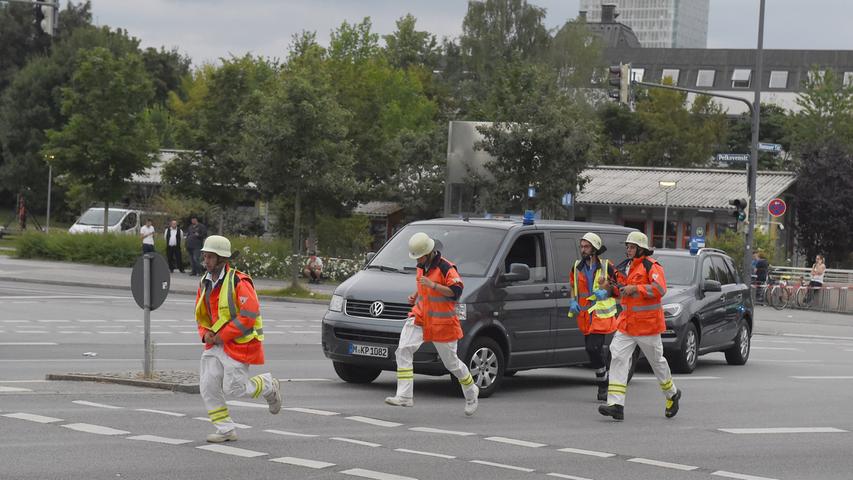 Rettungskräfte eilen derweil den Verletzten zur Hilfe.