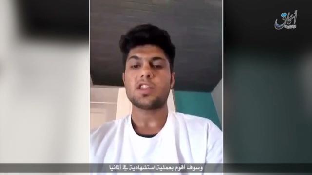 Der Screenshot eines Internet-Videos, das vom IS-Sprachrohr Amak verbreitet wurde, zeigt einen 17-jährigen Mann aus Afghanistan. Er griff am Montag in einem Regionalzug bei Würzburg mehrere Menschen mit Axt und Messer an.