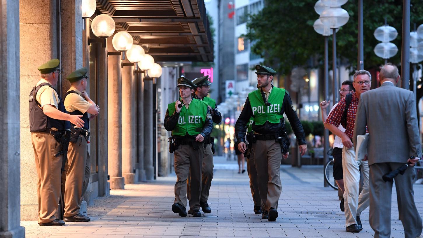 Das Blutbad mit insgesamt zehn Toten hatte am vergangenen Freitag um kurz vor 18 Uhr in einer Münchner McDonald's-Filiale begonnen. Am Freitag soll es nun eine Schweigeminute in allen Filialen geben.