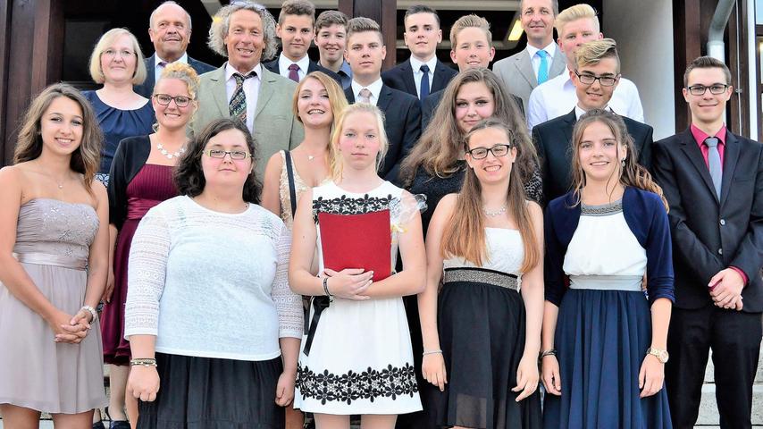 Bürgermeister Lanzhammer, Rektorin Spangler und Klassenleiter Schindler ehrten die Schulbesten in Breitenbrunn.