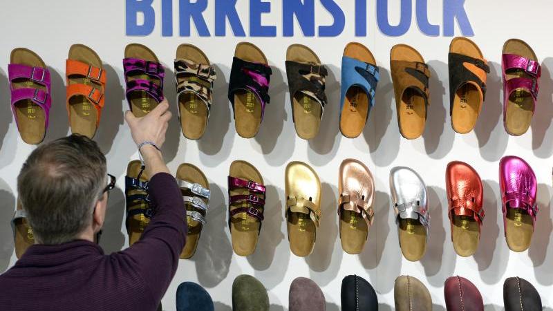 Den weitaus größten Teil seiner Geschäfte macht Birkenstock nach wie vor im stationären Handel, also in Läden oder Kaufhäusern und nicht im Netz.