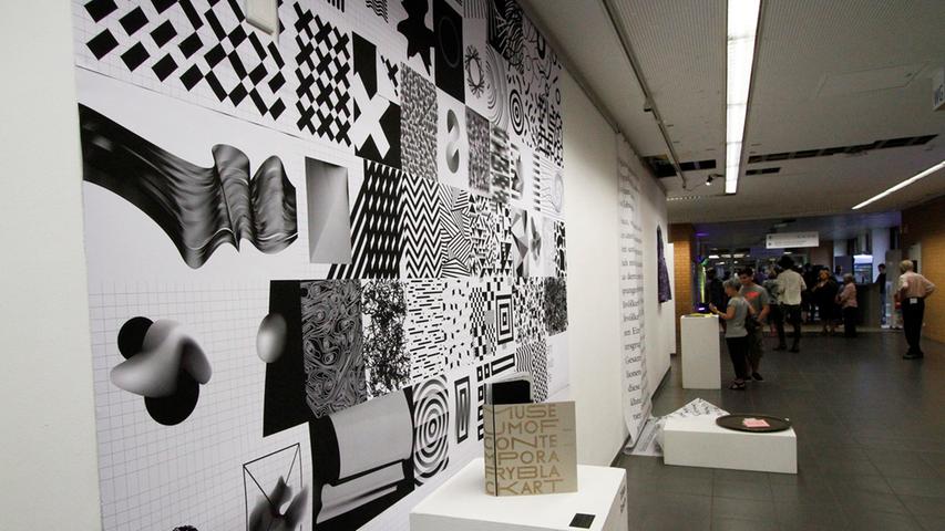 Ihre Abschlussarbeiten stellten die Design-Studenten der TH Nürnberg am Freitagabend in einer Vernissage im Fakultätsgebäude aus. Die angehenden Designer entwarfen unter dem Motto "Inside Out" Werkstücke, mit denen sie neue Trends setzen wollen.