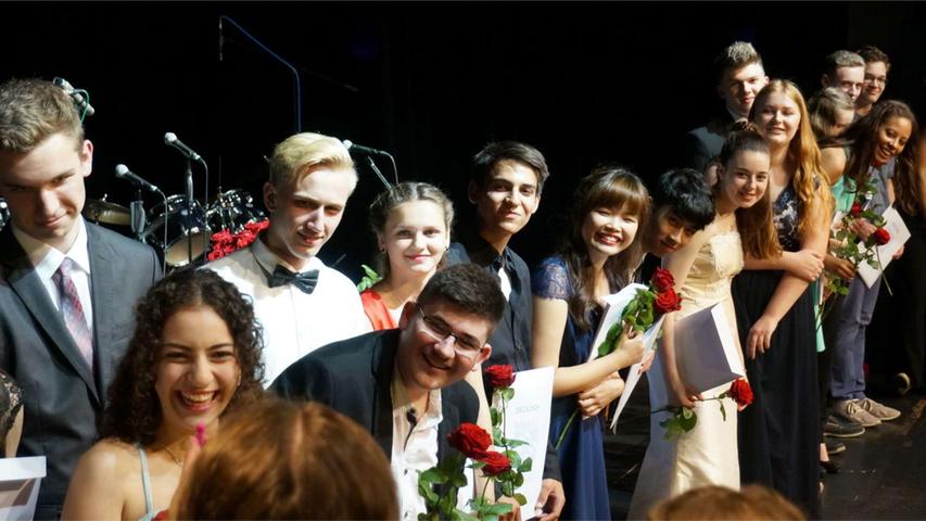 Der Abend wird in Erinnerung bleiben: Mit einigem Glamour feierten die Absolventen der Leopold-Ullstein-Realschule in der Stadthalle ihren Abschluss und das Ende der Schulzeit.