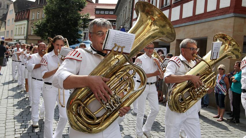 Zum 175. Geburtstag des Annafests gab es 2015 einen großen Festzug. In diesem Jahr startete am Samstag nach dem Festauftakt der traditionelle kleine Festzug vom Rathausplatz in Richtung Kellerwald.