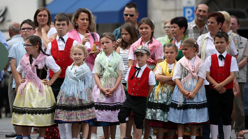 Zum 175. Geburtstag des Annafests gab es 2015 einen großen Festzug. In diesem Jahr startete am Samstag nach dem Festauftakt der traditionelle kleine Festzug vom Rathausplatz in Richtung Kellerwald.