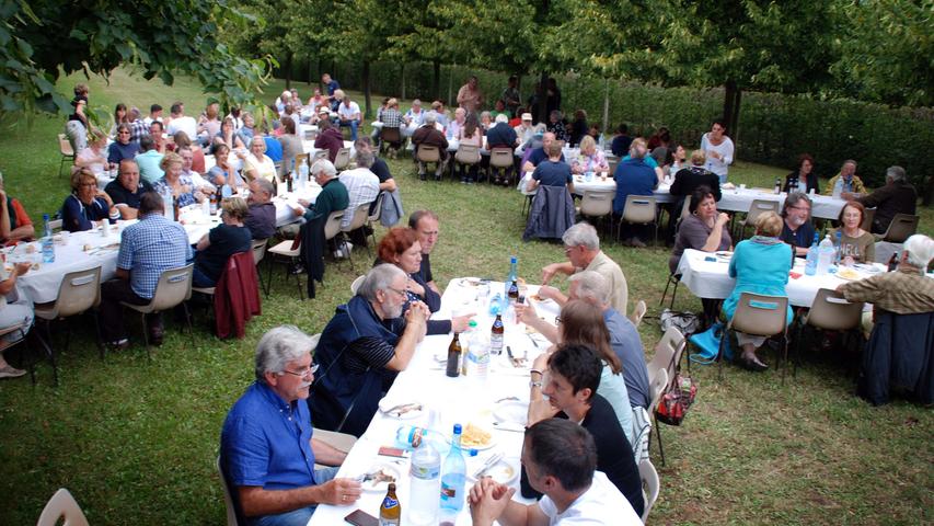 Am zweiten Tag des Besuches der Neumarkter in Issoire stand ein Mittagessen im Garten eines Schlosses auf dem Programm, am Abend der Festakt.