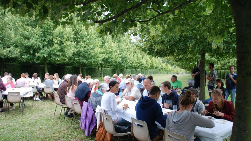 Am zweiten Tag des Besuches der Neumarkter in Issoire stand ein Mittagessen im Garten eines Schlosses auf dem Programm, am Abend der Festakt.