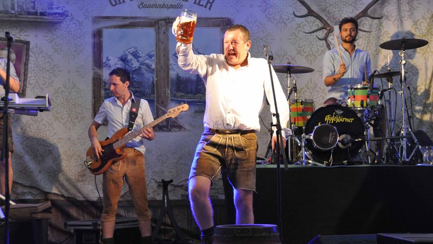 Das Wetter phantastisch, das Bier süffig, dazu die Gipfelstürmer auf der Bühne - so richtig ab ging es bei der Köstlbacher Kirwa am Samstag Abend.