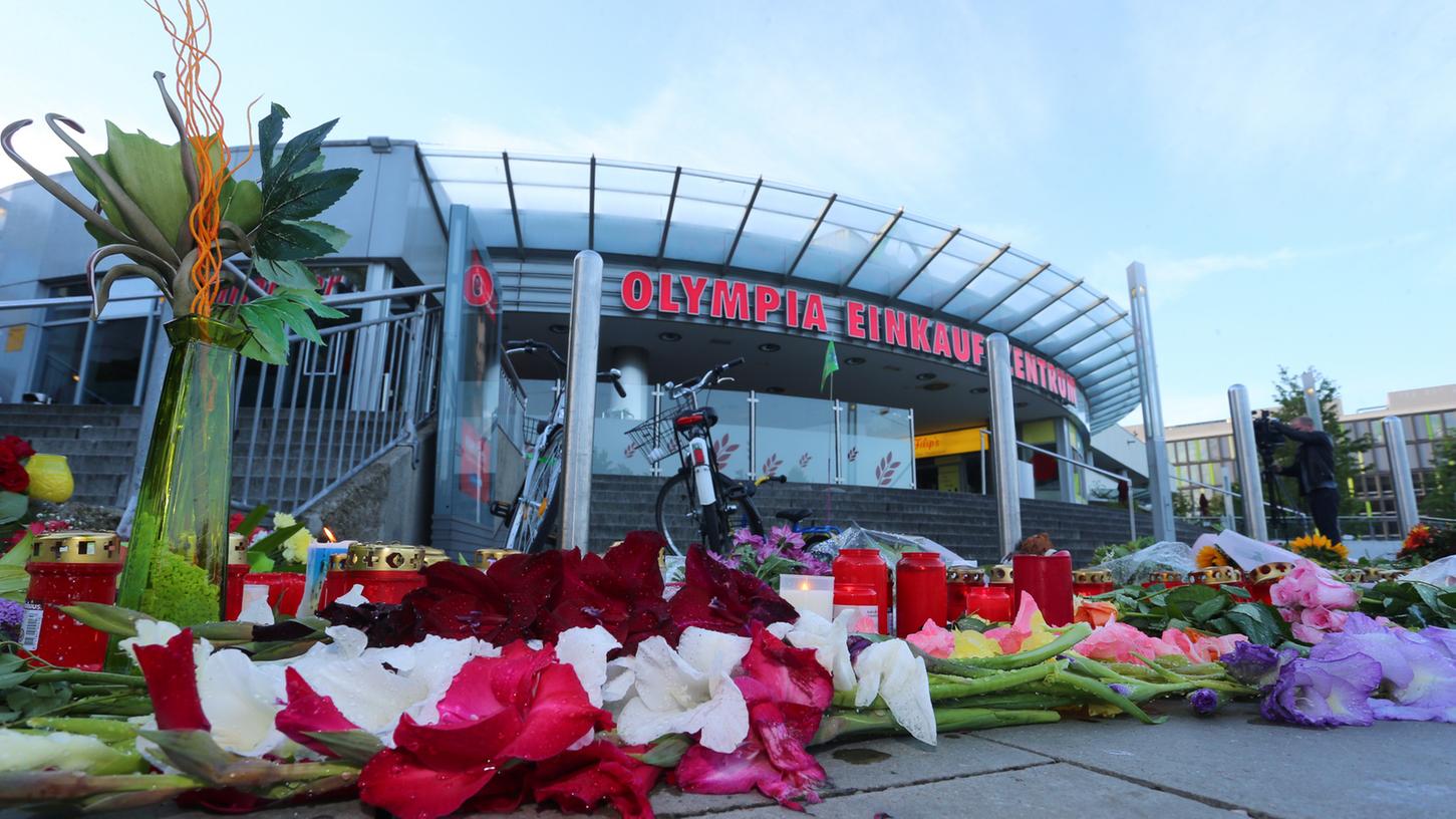 Insgesamt zehn Tote gab es beim Amoklauf in München. Zum Gedenken der Opfer legten die Münchner Blumen und Kerzen an das Einkaufszentrum.