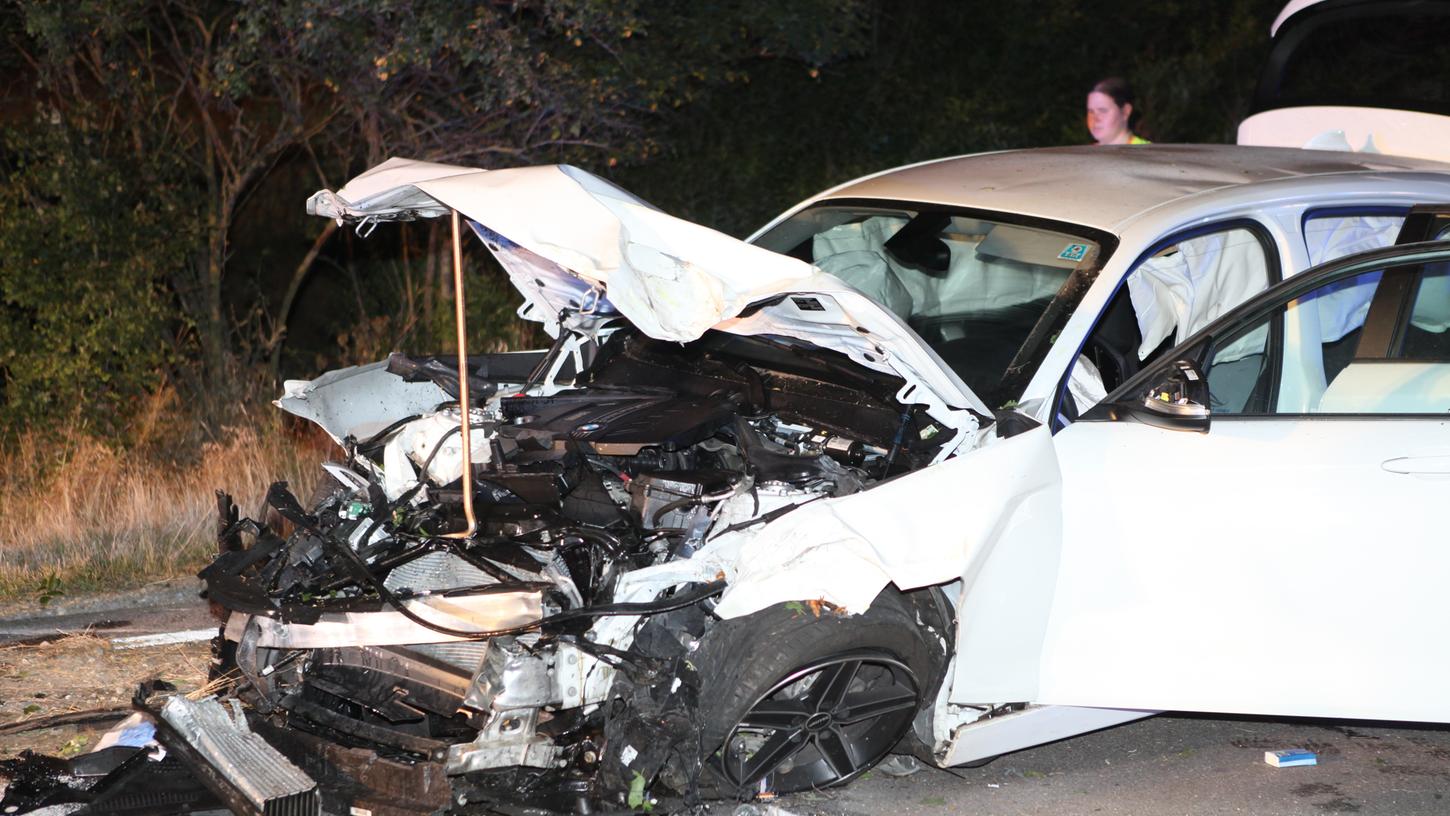 Totalschaden: Dieser BMW ist völlig zerstört - doch der 20-Jährige wurde glücklicherweise nur leicht verletzt.