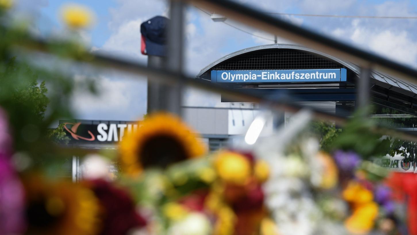 Blumen und Kerzen liegen zwei Tage nach der Schießerei an der U-Bahn Station Olympia-Einkaufszentrum (OEZ) in München.