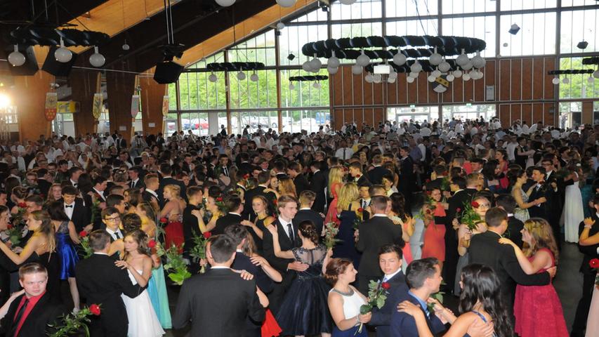Rund 1700 Gäste genossen einen sommerlichen Abend beim Abschlussball der Realschulen.