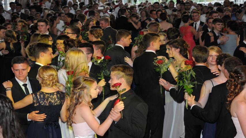 Rund 1700 Gäste genossen einen sommerlichen Abend beim Abschlussball der Realschulen.