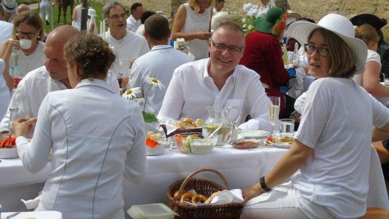 Das Picknick im Sulz-Park an der historischen Stadtmauer war ein stilvolles Stelldichein Berchinger Bürger, allesamt in Weiß gekleidet.