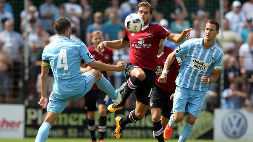 Relativ lange brauchten die Club-Profis, um in das Spiel gegen den Chemnitzer FC zu finden. Der Drittligist machte es den Spielern schwer, mit dem Ball den Abschluss vor dem Tor zu finden.