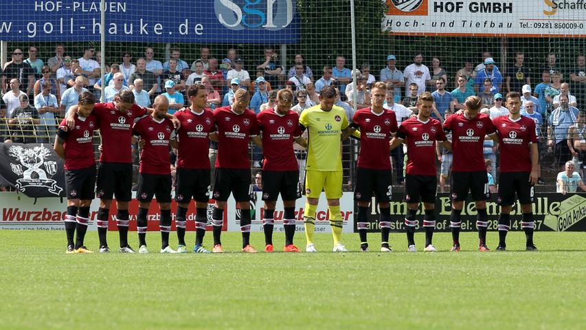Nach dem tragischen Anschlag in München begann das Spiel des 1. FC Nürnberg gegen den Chemnitzer FC mit einer Schweigeminute. Zudem trugen die Profis auch Trauerflor.