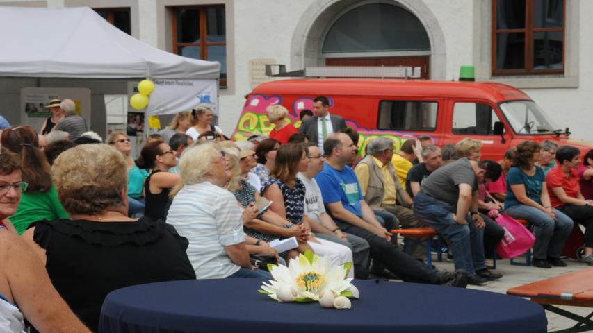 Zu einem fröhlichen Fest in „bunten Lebenswelten“ trafen sich Menschen mit und ohne Behinderung vor dem Neumarkter Rathaus.