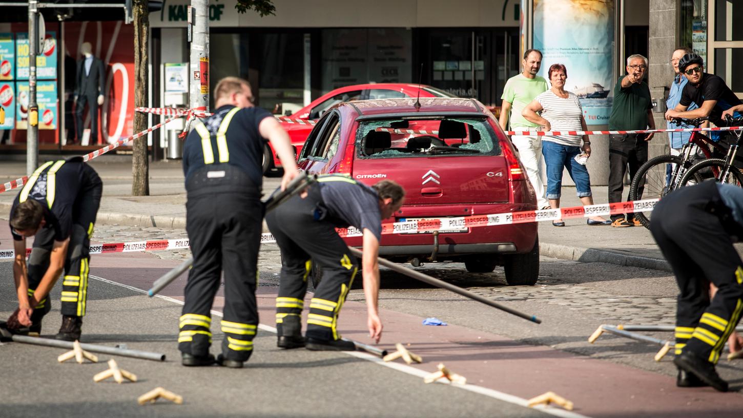 Ein junger Mann tötete am Sonntag in der Reutlinger Innenstadt eine Frau. Mit einer Machete verletzte er zudem zwei Menschen.