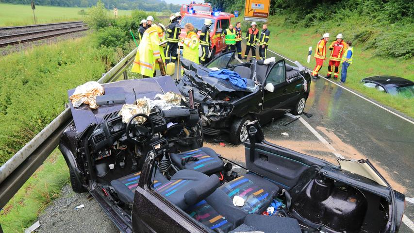 Fünf Menschen haben am Sonntag bei einem schweren Unfall nahe Kulmbach schwere Verletzungen erlitten. Die Strecke war stundenlang komplett gesperrt, nachdem ein VW Golf aus ungeklärter Ursache auf die Gegenfahrbahn geriet und dort mit einem Kia kollidierte. Drei Rettungshubschrauber waren eingesetzt.
