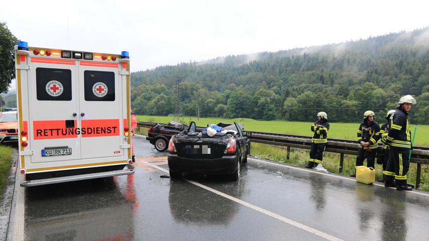 Fünf Menschen haben am Sonntag bei einem schweren Unfall nahe Kulmbach schwere Verletzungen erlitten. Die Strecke war stundenlang komplett gesperrt, nachdem ein VW Golf aus ungeklärter Ursache auf die Gegenfahrbahn geriet und dort mit einem Kia kollidierte. Drei Rettungshubschrauber waren eingesetzt.