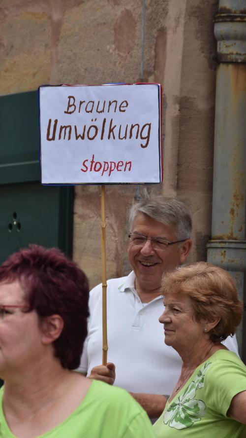 Es war ein ungleiches Aufeinandertreffen am Sonntag in Zirndorf: Rund 350 Gegendemonstranten protestierten lautstark gegen den Aufmarsch von Rechten in der Bibert-Stadt. 15 Neonazis, die teils mit NPD-Flaggen unterwegs waren, zogen stundenlang durch die Stadt.