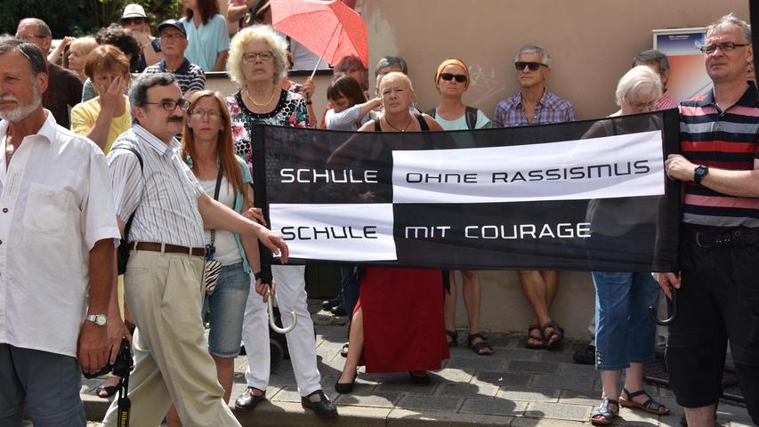 Es war ein ungleiches Aufeinandertreffen am Sonntag in Zirndorf: Rund 350 Gegendemonstranten protestierten lautstark gegen den Aufmarsch von Rechten in der Bibert-Stadt. 15 Neonazis, die teils mit NPD-Flaggen unterwegs waren, zogen stundenlang durch die Stadt.