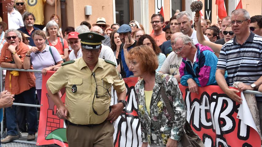 Es war ein ungleiches Aufeinandertreffen am Sonntag in Zirndorf: Rund 350 Gegendemonstranten protestierten lautstark gegen den Aufmarsch von Rechten in der Bibert-Stadt. 15 Neonazis, die teils mit NPD-Flaggen unterwegs waren, zogen stundenlang durch die Stadt.