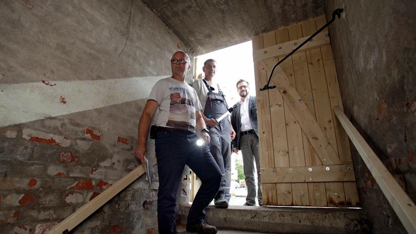Frank Zeltner (Mitte) und Michael Kraus (rechts) vom Vorstadtverein Eibach begleiten ihn. 