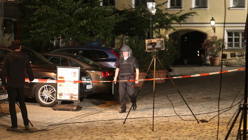 Zeugenaussagen zufolge hatte sich der Täter im Außenbereich des Lokals "Eugens Weinstube" aufgehalten, sich kurz nach vorn gebeugt - und plötzlich kam es zur Detonation.