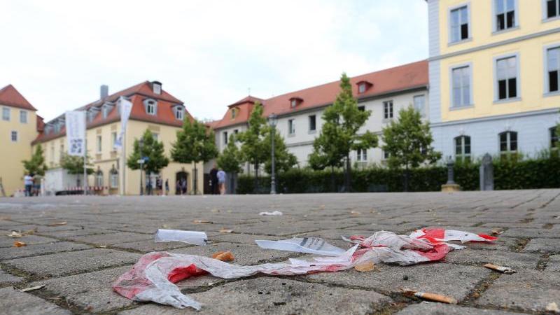 Absperrband liegt in Ansbach auf dem Pflaster im Hof der Residenz. Zwölf Menschen wurden bei dem Anschlag Ende Juli verletzt.